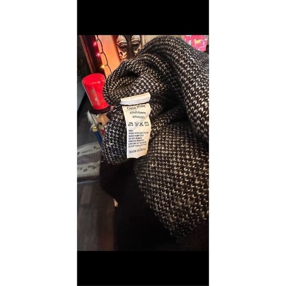 Oversized, cold shoulder, black and white fuzzy sweater. - Picture 11 of 12